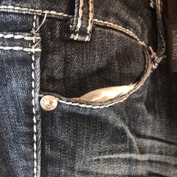 Almost Famous Ripped Jeans - Picture 4 of 4